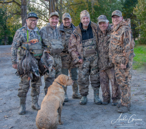 Groupe de chasseurs en nature